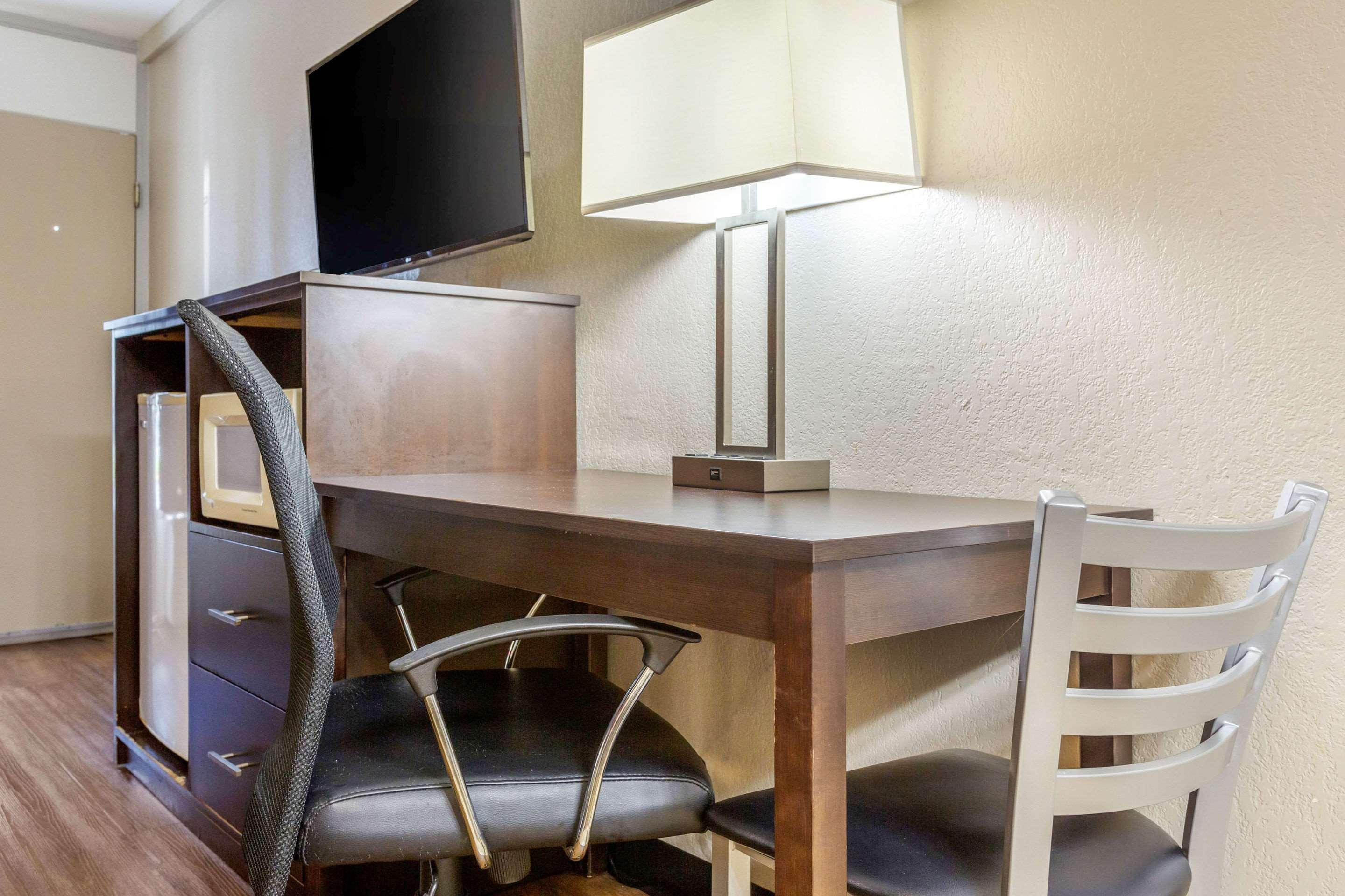 Econo Lodge Shorewood Extérieur photo