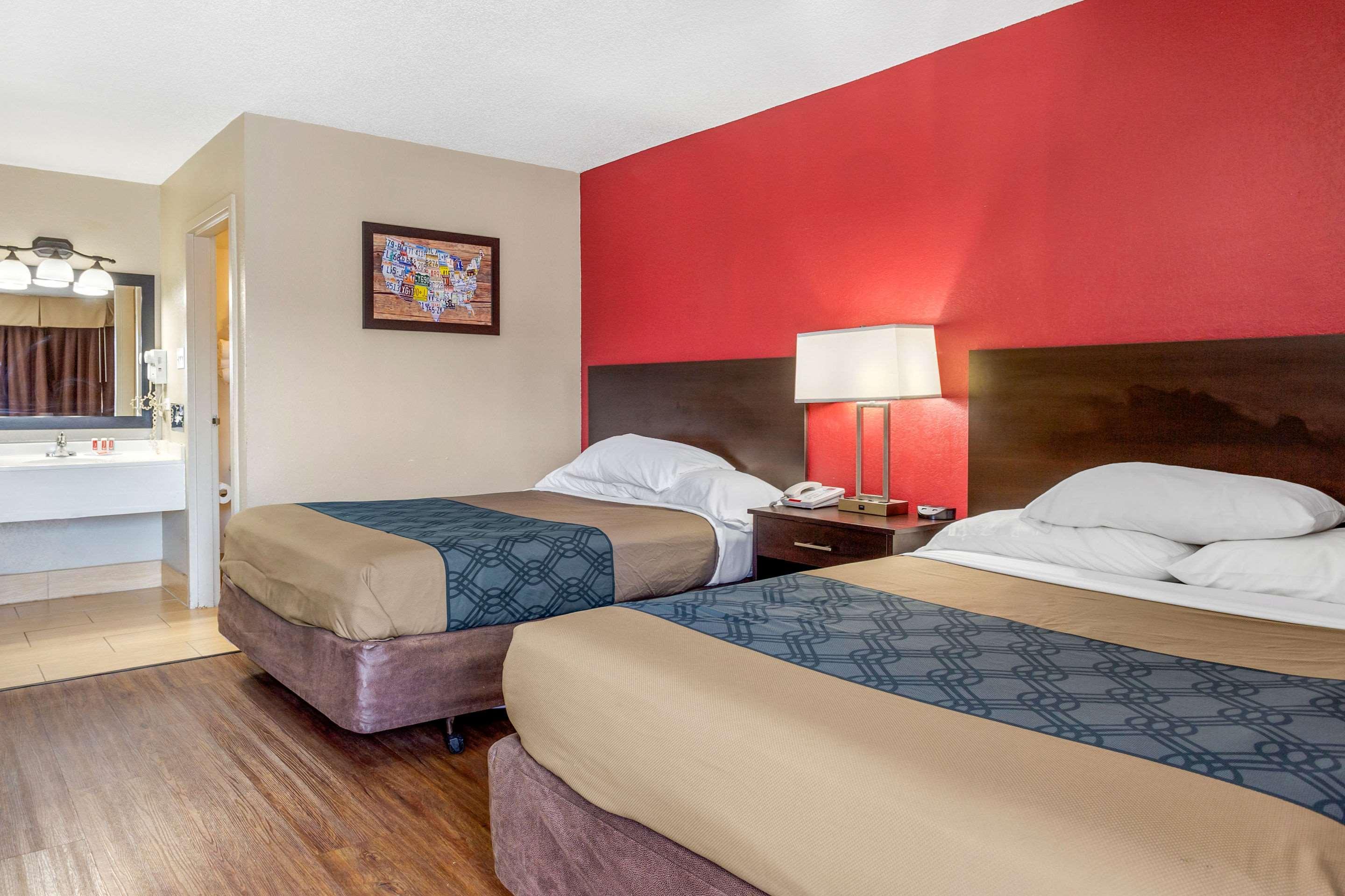 Econo Lodge Shorewood Extérieur photo