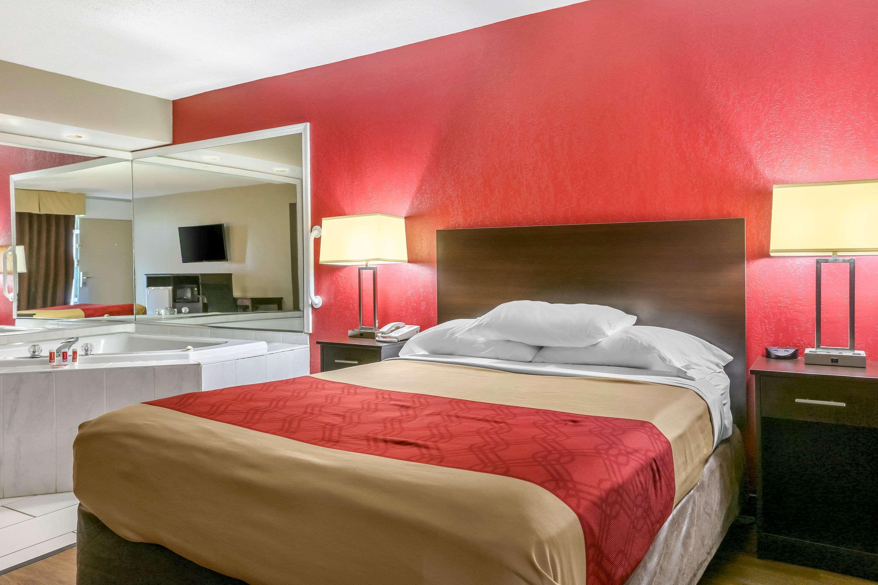 Econo Lodge Shorewood Extérieur photo