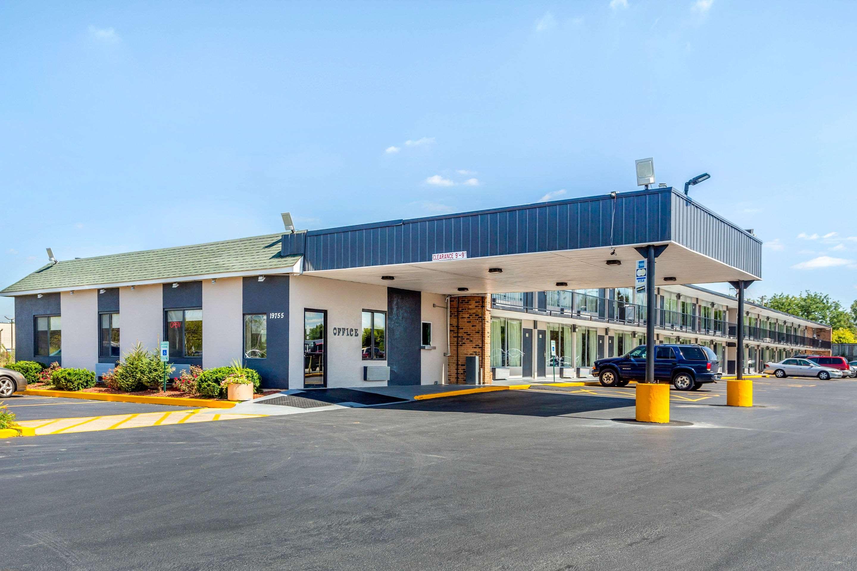 Econo Lodge Shorewood Extérieur photo