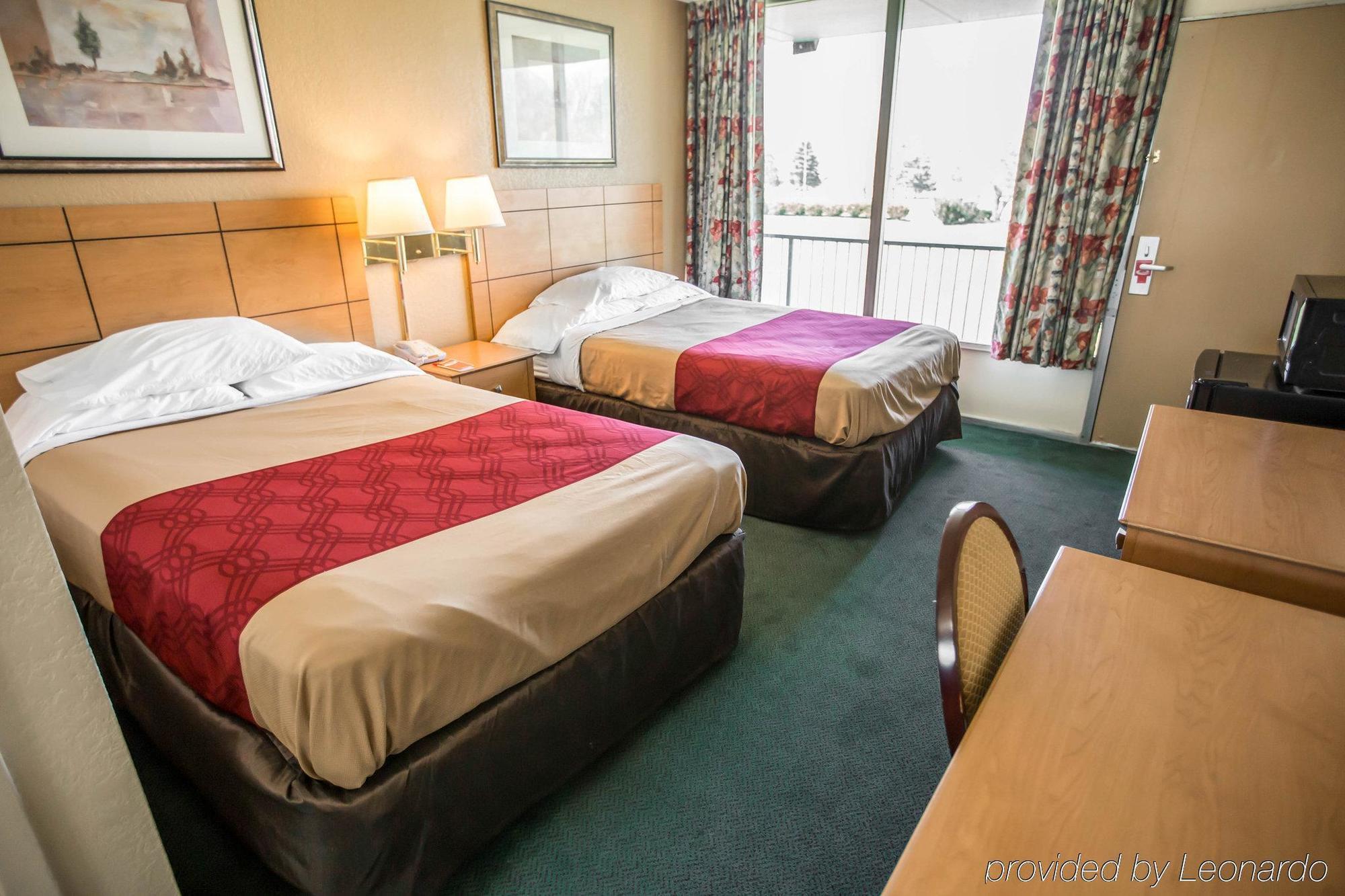 Econo Lodge Shorewood Extérieur photo
