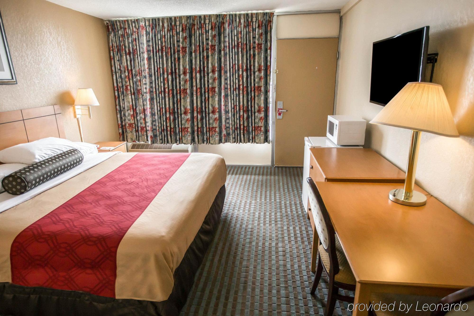 Econo Lodge Shorewood Extérieur photo