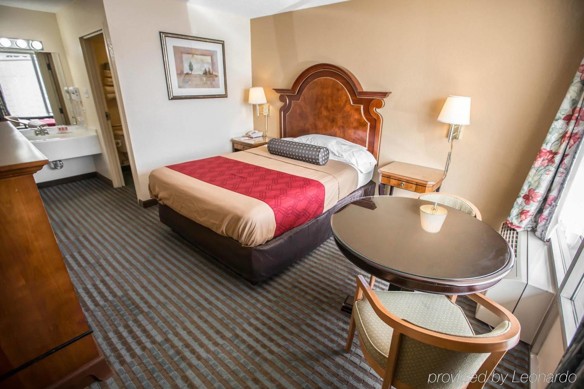 Econo Lodge Shorewood Extérieur photo