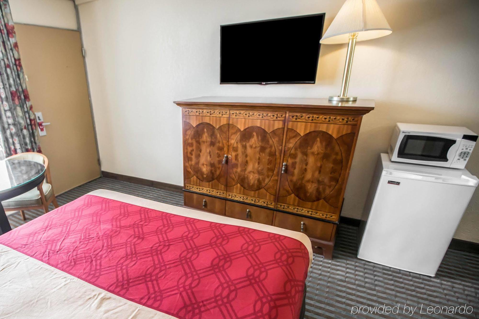 Econo Lodge Shorewood Extérieur photo