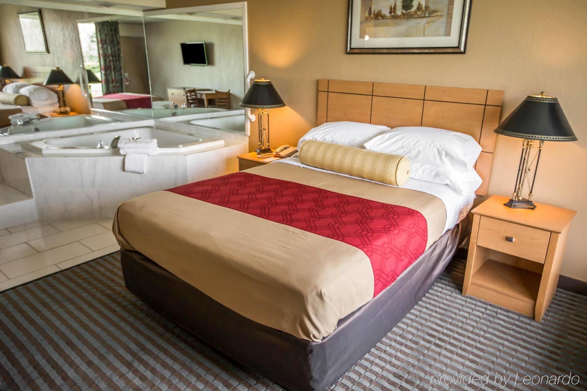 Econo Lodge Shorewood Extérieur photo