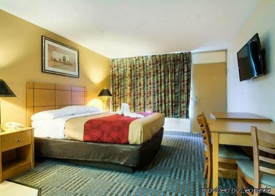 Econo Lodge Shorewood Extérieur photo