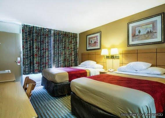 Econo Lodge Shorewood Extérieur photo